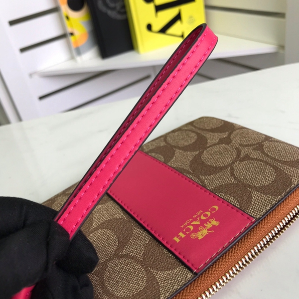 コーチ財布着用イメージ